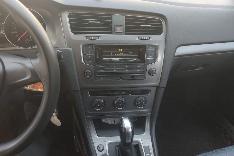 Used Volkswagen Golf 2015 1.6L Automatic Fashion Model Audio And AC Panel