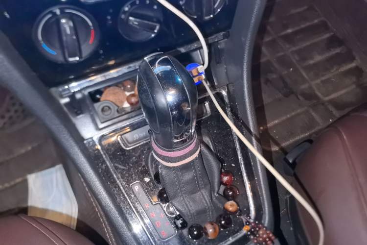 Used Volkswagen Bora 2014 1.6L Automatic Comfort Model Gear Lever