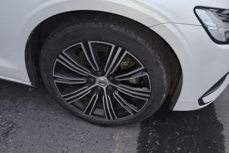 Used Volvo S60 2022 B4 Zhiyuan Luxury Edition Right Front Wheel Hub