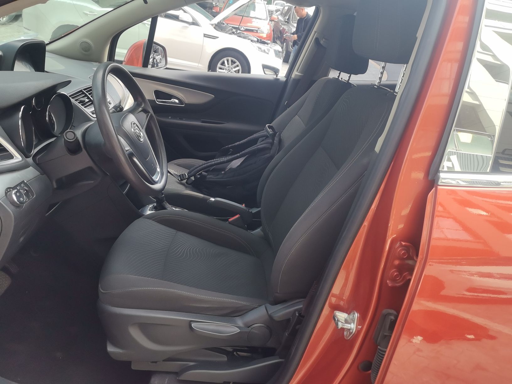 Переднее сиденье в автомобиле