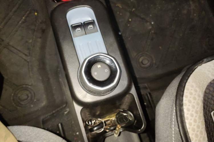 Used Geely Galaxy Panda 2024 Panda Mini 200km Endurance Bear Gear Lever