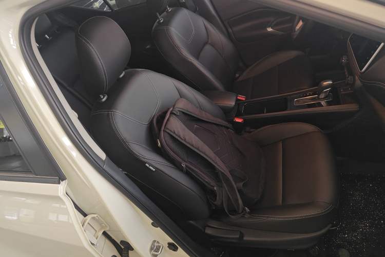 Used Nissan Kicks 2022 1.5L CVT XV Luxury Edition Right Front Seat