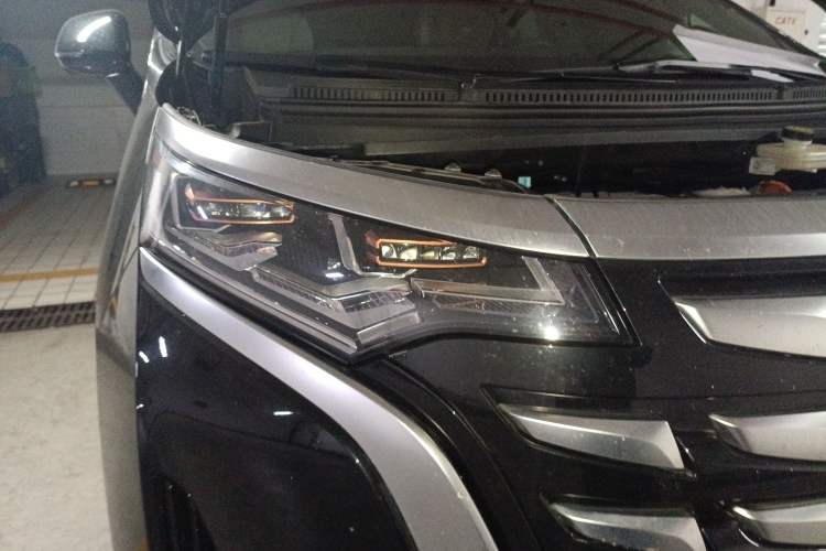 Used Denza D9 2024 DM-i 1050 Luxury Model Right Front Headlight