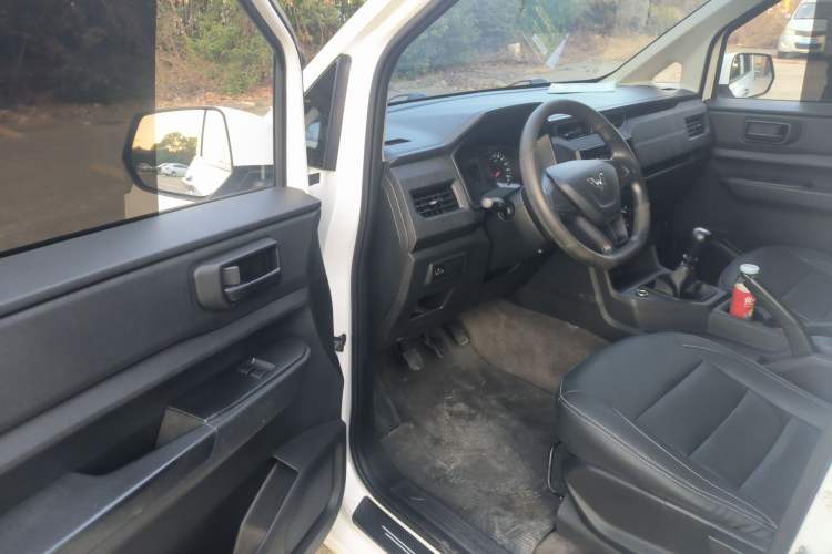 Used Wuling Hongguang PLUS 2020 1.5L Manual Standard Edition 5 Seats Interior 3