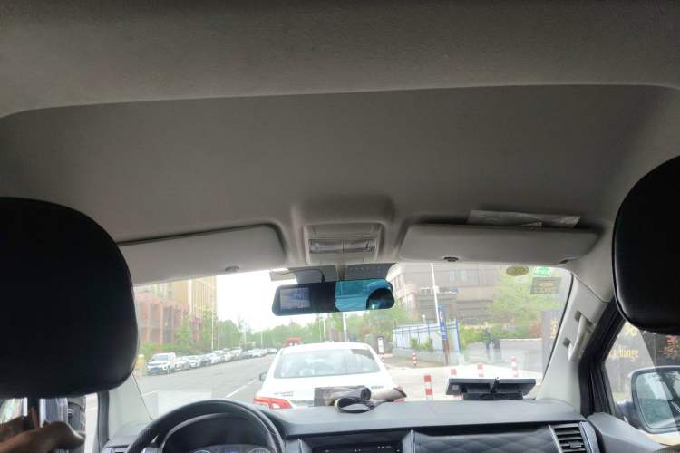 Used Jinbei Gold Hiace 2021 1.5L Passenger Van Travel Lion 6-Seater Headliner