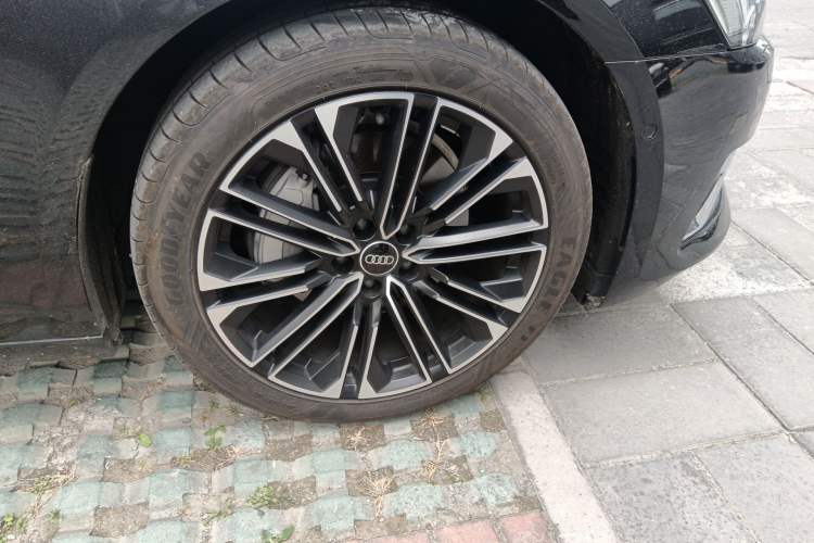 Used Audi A6L 2023 Revised 45 TFSI quattro Prestige Elegant Edition Right Front Wheel Hub