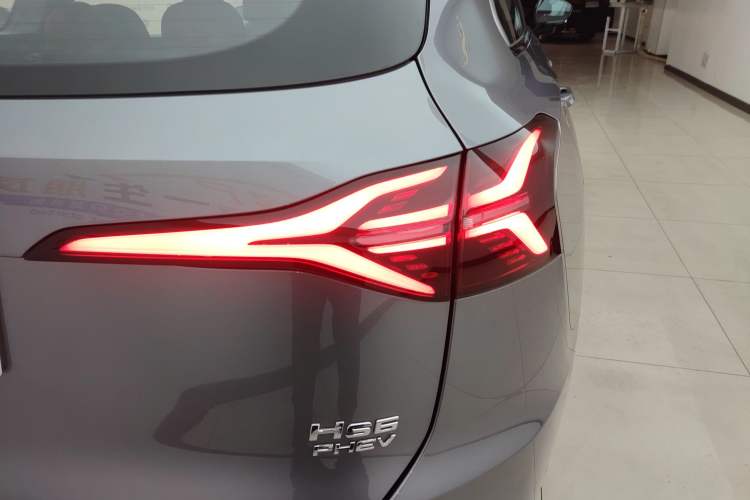 Used Hongqi HS6 PHEV 2026 220 All-Wheel Drive Smart Hybrid Version Right Rear Taillight