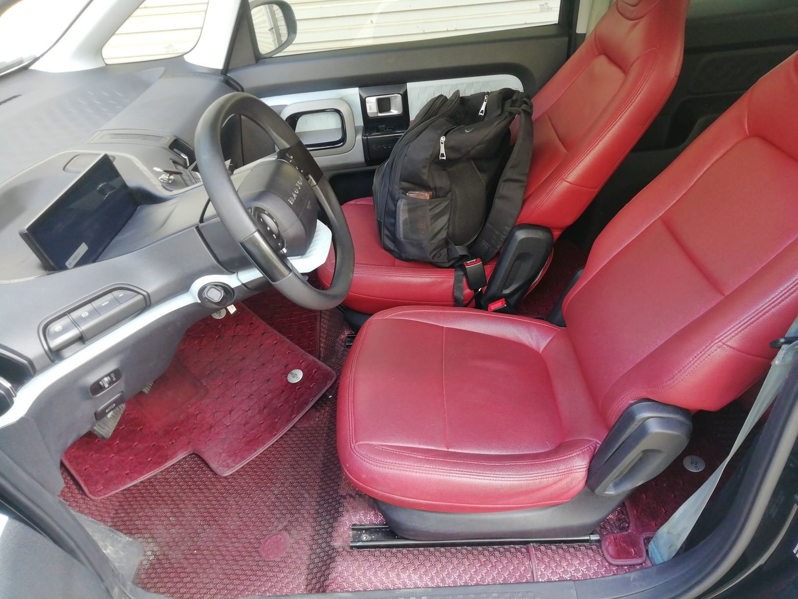 المقاعد الأمامية داخل السيارة