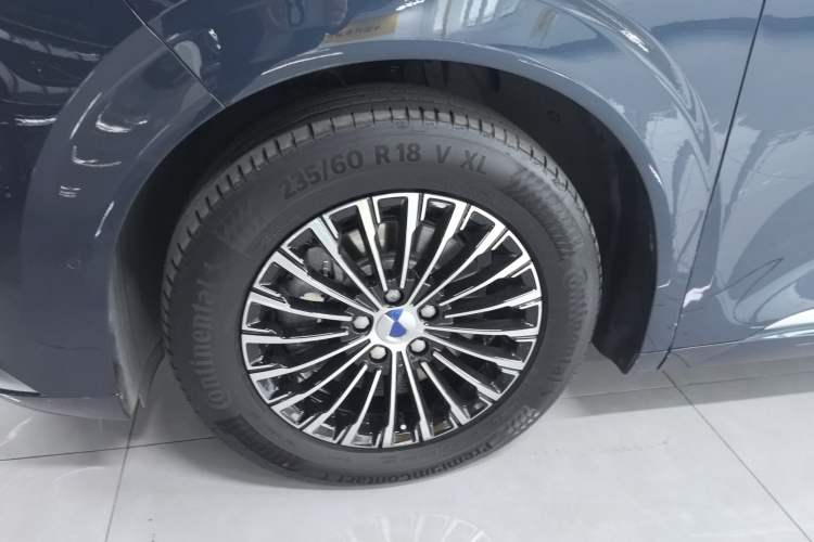 Used Denza D9 2025 DM-i Intelligent Drive 1020 Four-Wheel Drive Flagship Model
