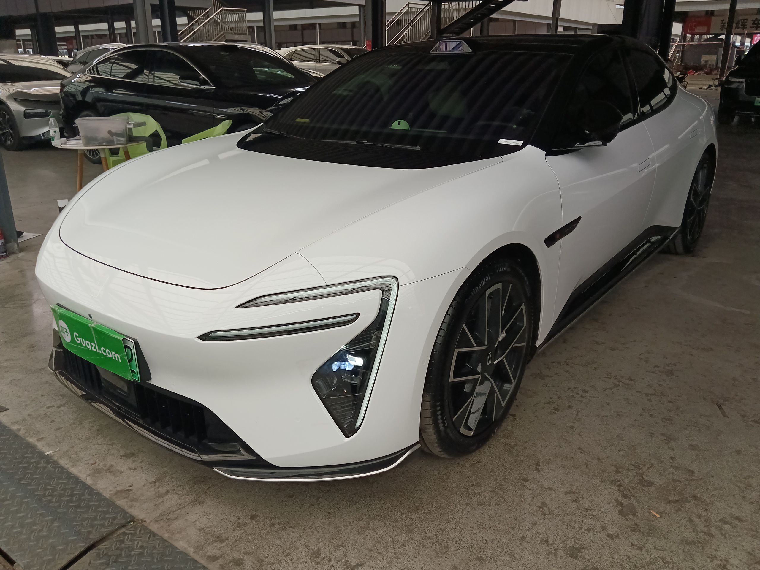 تحت مقدمة السيارة