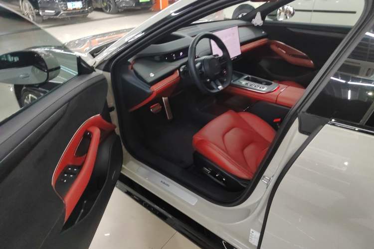 Used Xiaomi Auto SU7 2024 Four-Wheel Drive Ultra-Long Range Advanced Intelligent Driving Max Edition
