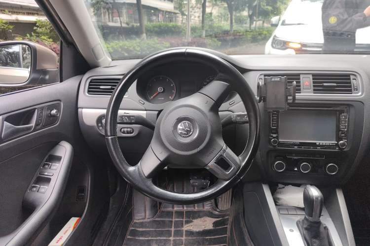 Used Volkswagen Sagitar 2012 1.6L Automatic Comfort Edition Steering Wheel