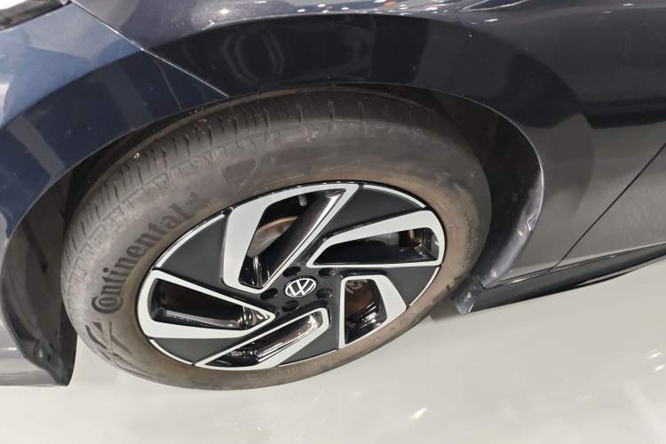 Used Volkswagen ID.7 VIZZION 2024 PRO Model Left Front Wheel Hub