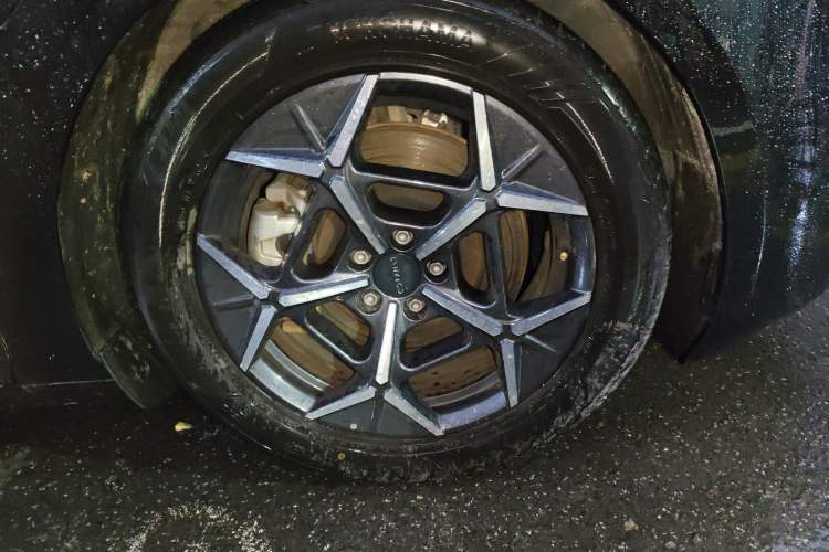 Used Lynk & Co Z10 2025 95 kWh 766 km Range Rear-Wheel Drive Max Right Front Wheel Hub