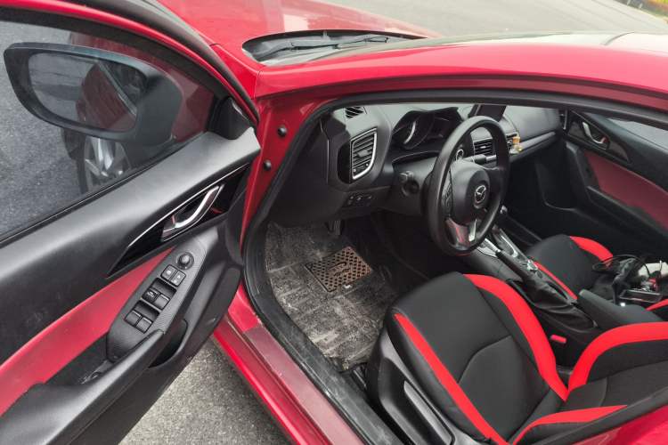 Used Mazda 3 Axela 2016 Sedan 1.5L Automatic Luxury Model