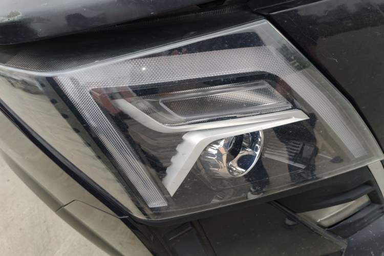 Used Dongfeng Yufeng 2023 V9+ 2.0T Manual Front-Drive Multi-Function Short-Chassis Mid-Height 5/6-Seater Right Front Headlight