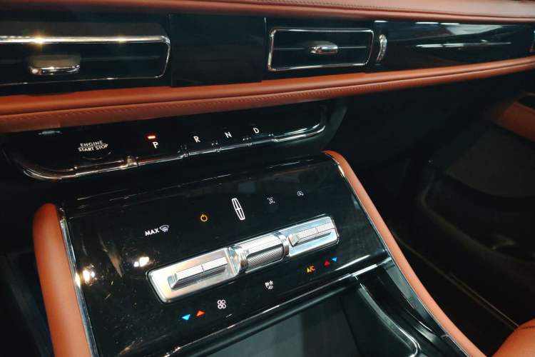 Used Lincoln Aviator 2024 3.0T V6 All-Wheel-Drive Luxury Edition Six Seats Gear Lever