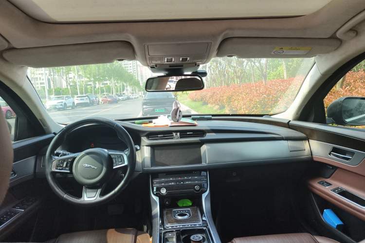 Used Jaguar XFL 2018 XFL 2.0T 250 PS Luxury Edition Headliner