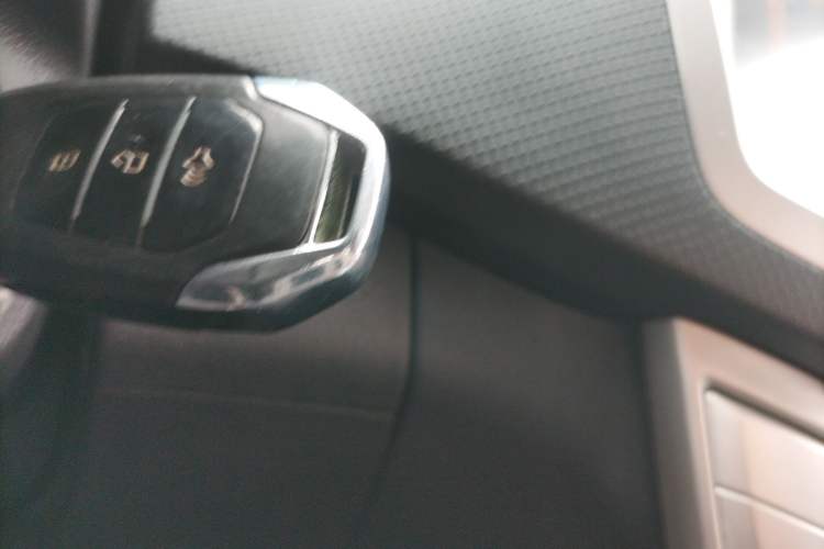 Used SAIC MAXUS T60 2017 2.4L Gasoline Manual Two-Wheel Drive High-Ride Elite Standard Van