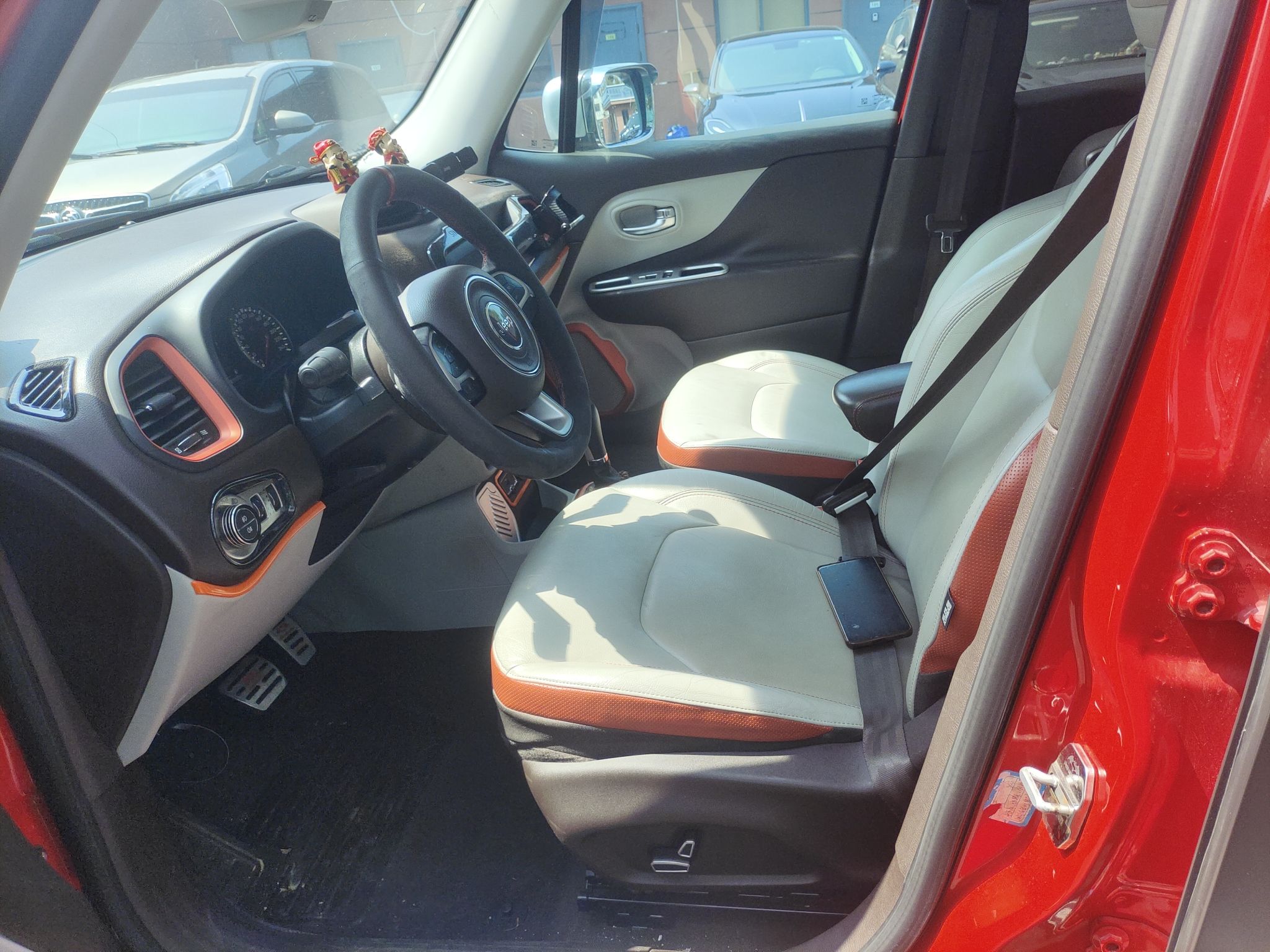 المقاعد الأمامية داخل السيارة