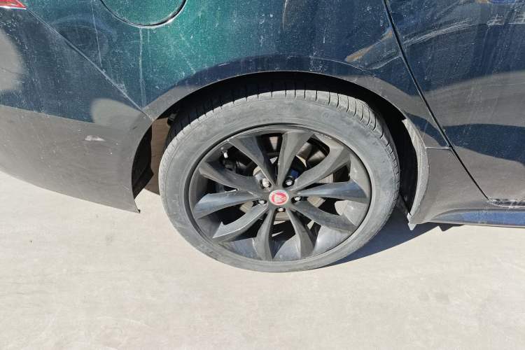 Used Jaguar XFL 2021 XFL 2.0T P250 All-Wheel-Drive Shimmering Black Sport Edition Right Rear Wheel Hub