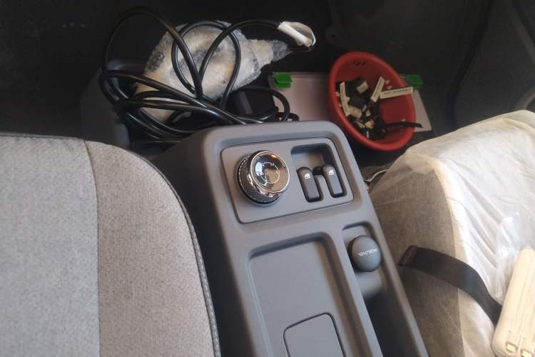 Used Wuling Yangguang 2024 300KM Comfort Version Passenger Van 75kW