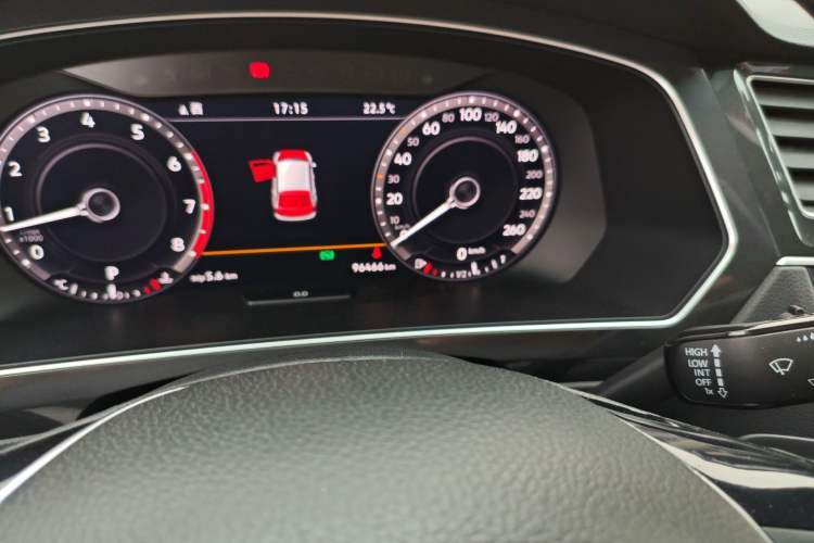 Used Volkswagen Tiguan 2018 330TSI Four-Wheel Drive High-End Model Odometer Close Up