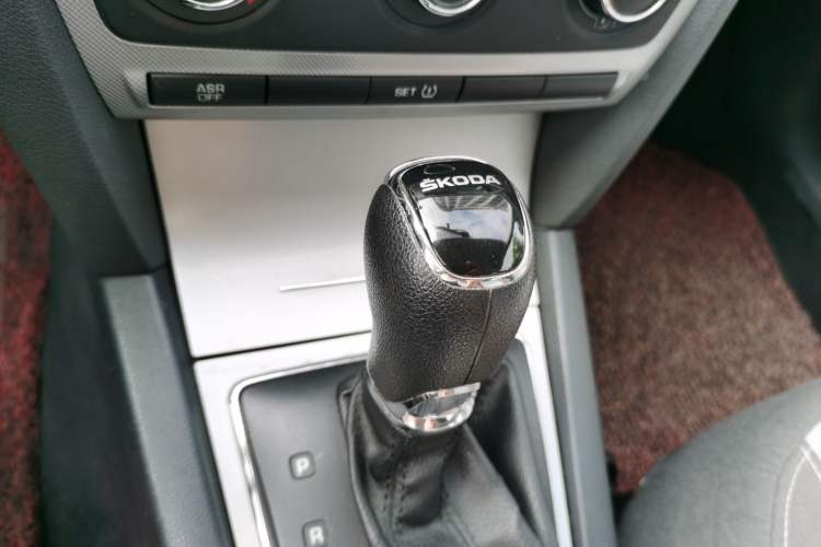 Used Skoda Octavia 2014 1.6L Automatic Yijie Edition Gear Lever