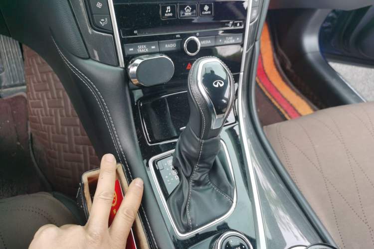 Used Infiniti Q50L 2018 2.0T Comfort Edition China V Standard Gear Lever