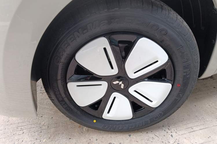 Used Wuling Hongguang MINIEV 2025 Four-Door Version Advanced Edition Left Front Wheel Hub