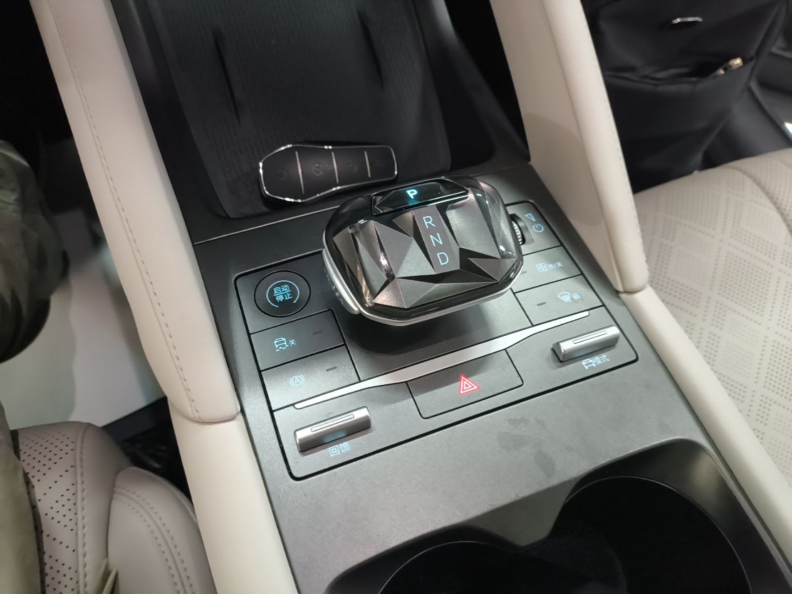 BYD Yuan UP 2024 401KM Leading Edition — снимка 16