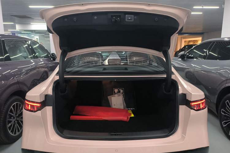 Used Nissan N7 2025 510 Pro Trunk