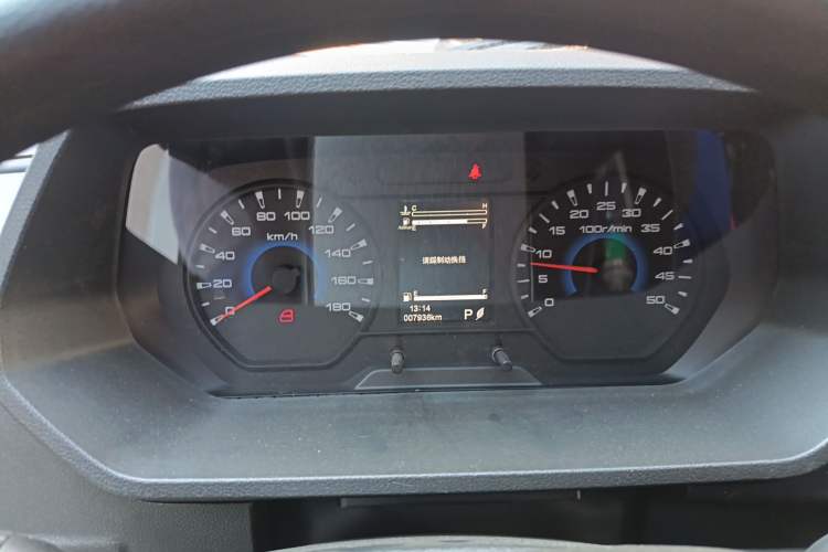 Used Iveco Daily 2023 2.5T A35M1 Multi-Purpose Passenger Vehicle Short Wheelbase Mid-Roof Design Dual Side Sliding Doors Automatic Transmission
