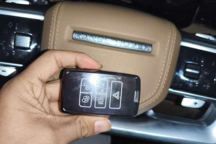 Used Land Rover Range Rover 2023 3.0 L6 400 PS Prestige Seven-Seater Extended Version
