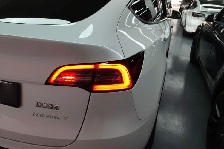 Used Tesla Model Y 2023 Long-Range All-Wheel-Drive Version
