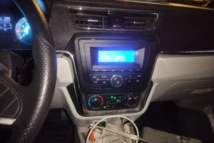 Used Jinbei Hiace X30 2023 1.5L Super-Comfortable Passenger Van 5/6/7-Seater Non-Air-Conditioned Version Model SWC15M
