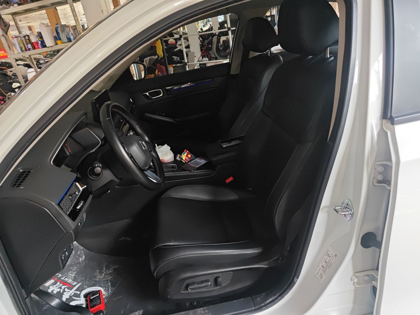 Переднее сиденье в автомобиле