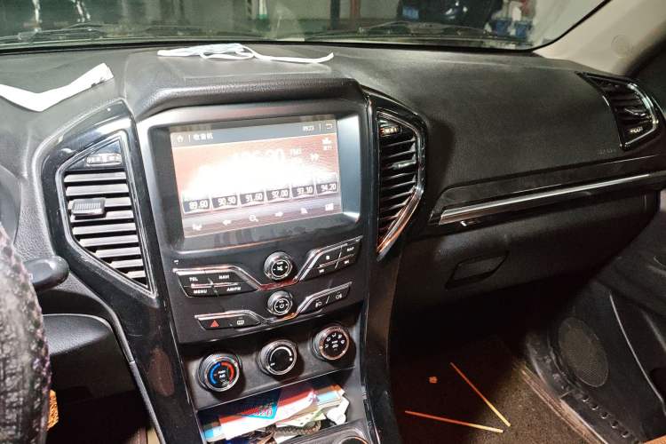 Used Land X8 2015 Explorer Edition 2.0T Gasoline 4x2 Luxury Model