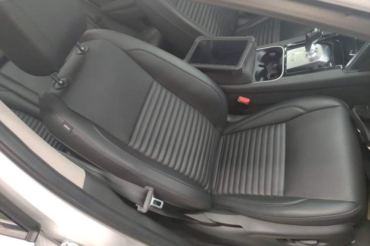 Used Land Rover Discovery Sport 2020 200 PS Family Edition Right Front Seat