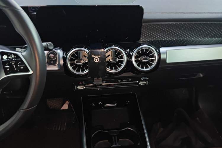 Used Mercedes-Benz GLB 2024 GLB 220 Dynamic Edition Audio And AC Panel