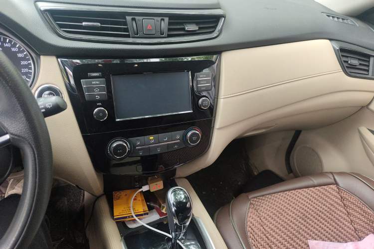 Used Nissan X-Trail 2017 2.0L CVT Comfort Edition 2WD Audio And AC Panel