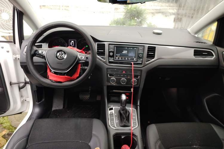 Used Volkswagen Golf Sportsvan 2018 230TSI Automatic Trend Edition Center Console