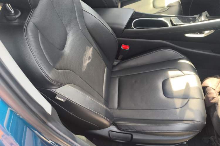 Used Hyundai Elantra 2021 1.5L CVT LUX Prestige Edition Right Front Seat