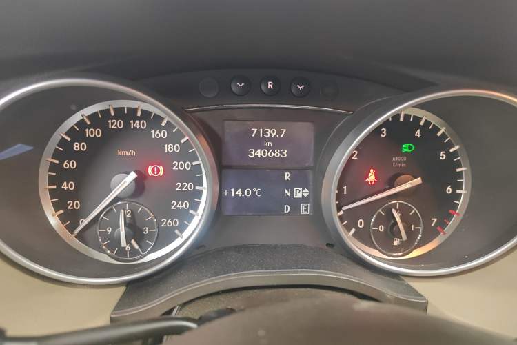 Used Mercedes-Benz R-Class 2010 R 350 L 4MATIC Odometer Close Up