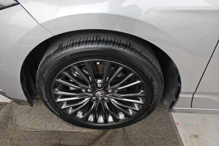 Used Toyota Avalon 2022 2.5L Touring Premium Edition Left Front Wheel Hub