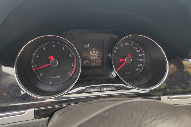 Used Volkswagen Bora 2014 1.4 TSI Manual Comfort Model Odometer Close Up