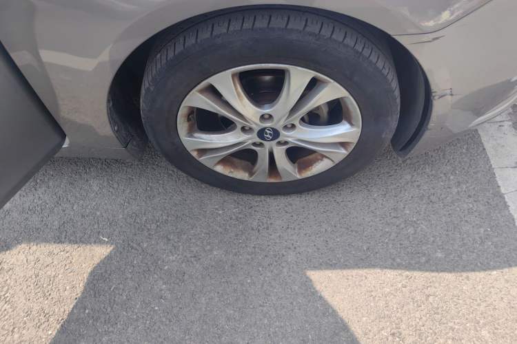 Used Hyundai Sonata 2011 2.0L Automatic Prestige Edition Right Front Wheel Hub