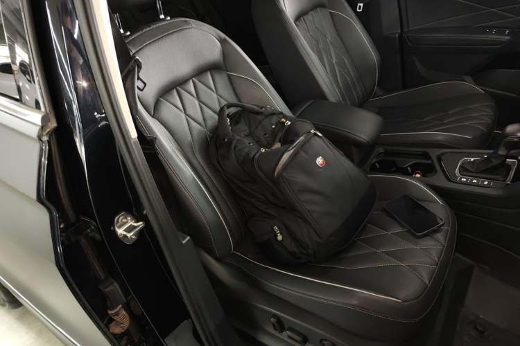 Used Volkswagen Tiguan L 2023 Restyled 330TSI Automatic Two-Wheel Drive R-Line Enhanced Comfort Version Right Front Seat