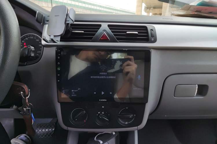 Used Volkswagen Bora 2012 1.6L Automatic Fashion Edition Audio And AC Panel