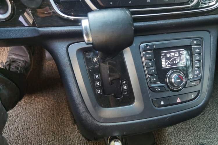 Used SAIC MAXUS G10 2016 2.0T Automatic Luxury Executive Edition Gear Lever